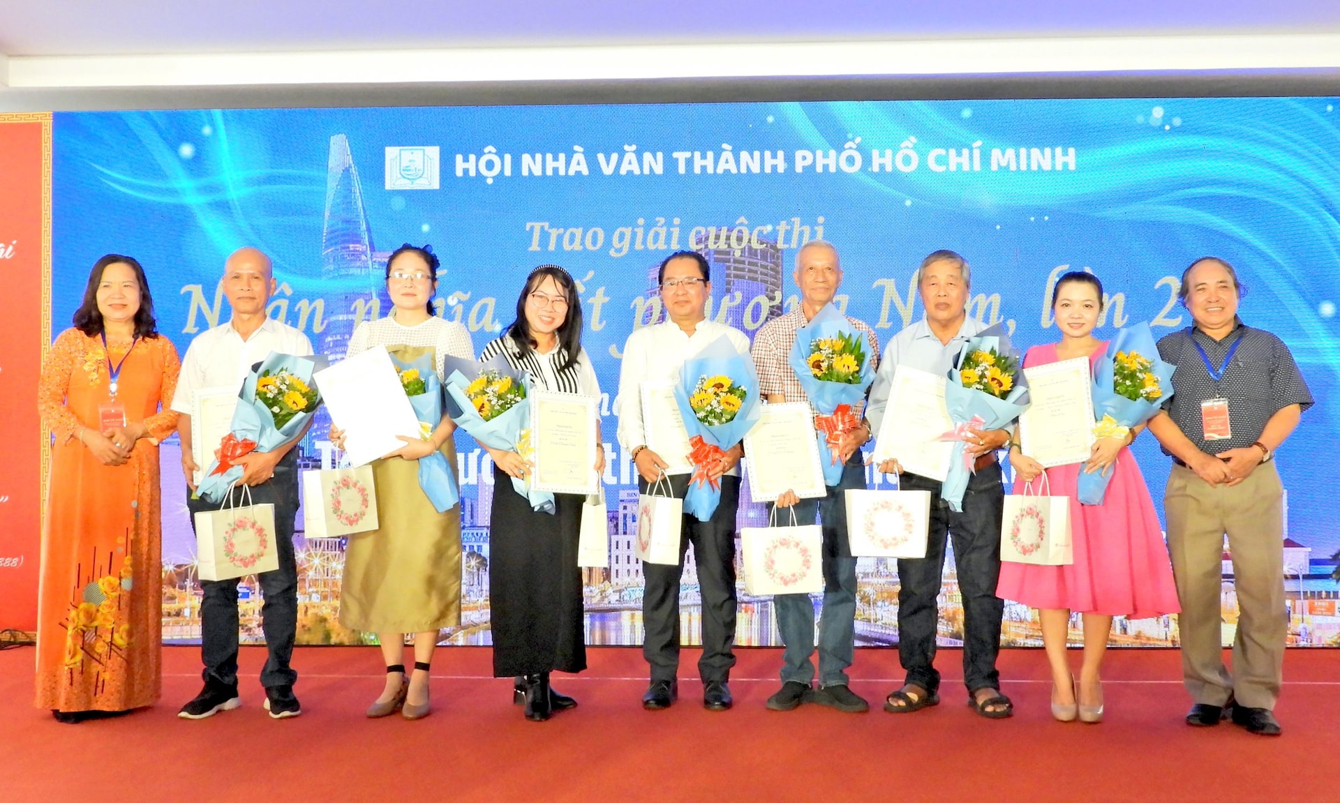 Các tác giả đoạt Giải Tư cuộc thi “Nhân nghĩa đất phương Nam” lần thứ hai nhận giải thưởng, bằng chứng nhận và quà tặng của quỹ Tình Thơ.