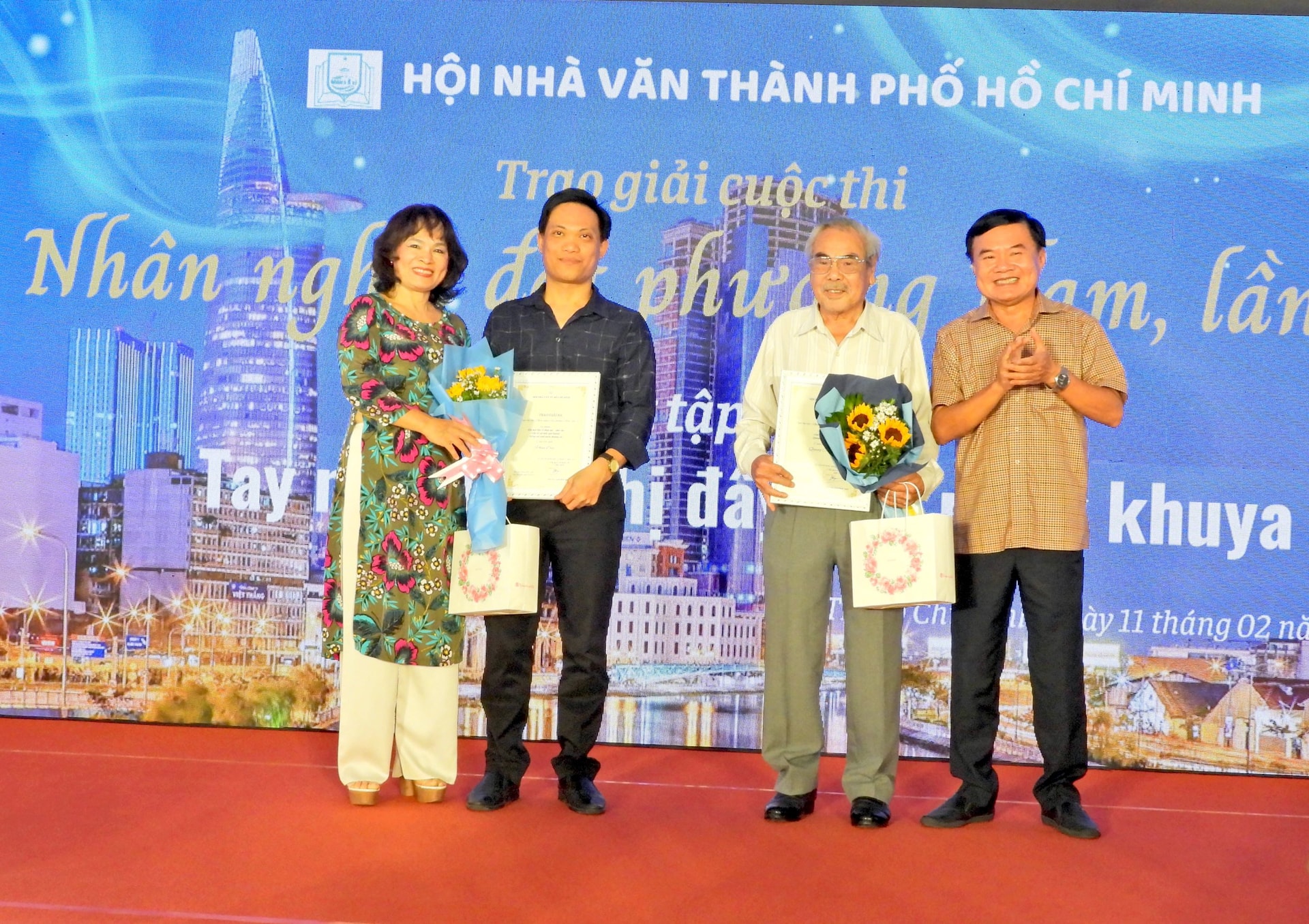 Tác giả Quang Chuyền và tác giả Phan Duy nhận giải Ba của cuộc thi “Nhân nghĩa đất phương Nam” lần thứ hai.