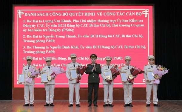 Đại tá công an đọc thơ khi nhận quyết định nghỉ hưu trước tuổi