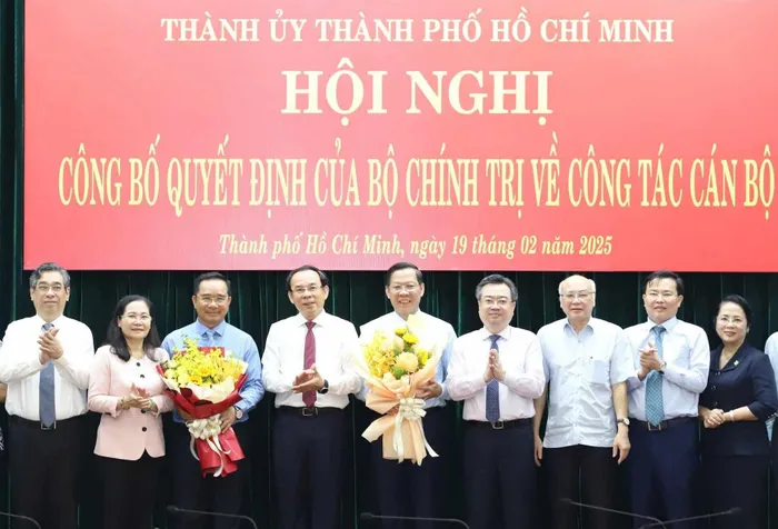 Bí thư Nguyễn Văn Nên cùng tập thể Ban thường vụ Thành ủy TPHCM tặng hoa chúc mừng và cám ơn ông Nguyễn Văn Được - tân Phó Bí thư Thành ủy TPHCM và ông Phan Văn Mãi - nguyên Chủ tịch UBND TPHCM. Ảnh: Ngô Tùng.