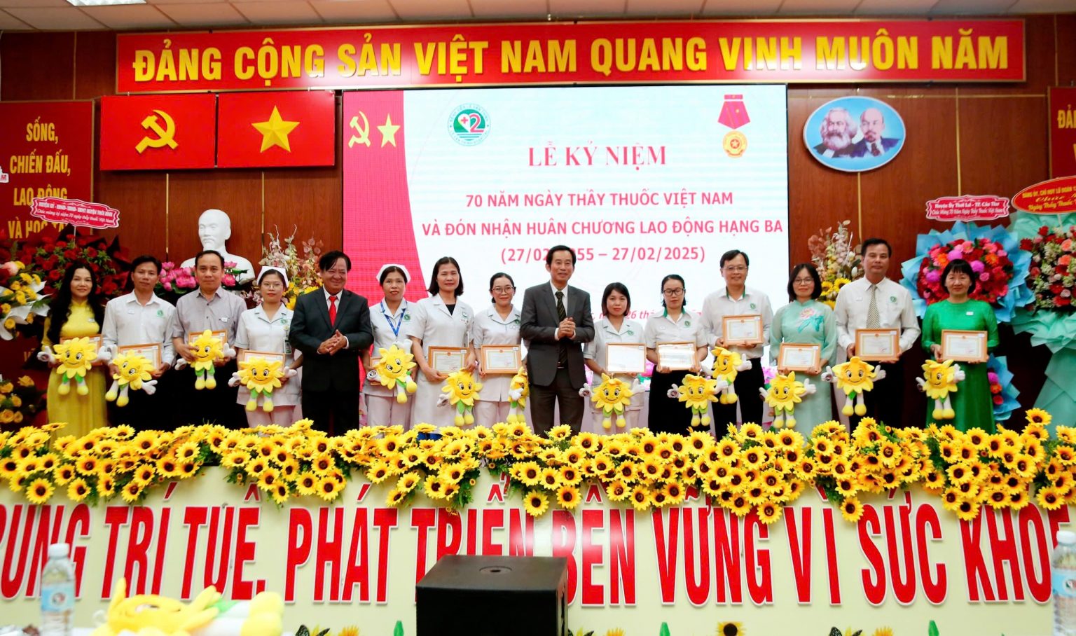 BS. CKII Trần Văn Khanh, Giám đốc Bệnh viện Lê Văn Thịnh trao Kỷ niệm chương cho đội ngũ Y, bác sĩ của BV Lê Văn Thịnh