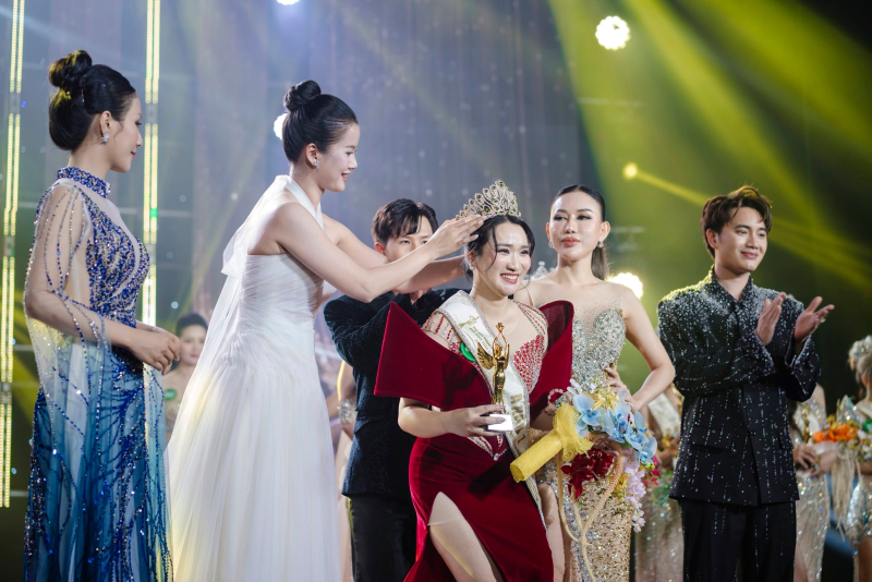 Lại Thị Kim Son nổi bật với danh hiệu Á hậu 1 của sân chơi Hoa hậu Doanh nhân Hoà bình toàn cầu 2025.