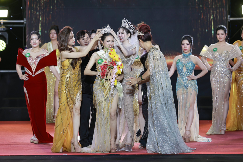 Người đẹp Trương Thị Cẩm Ly đến từ Thành phố Huế đăng quang Á hậu 2 Hoa hậu Doanh nhân Hoà bình toàn cầu 2025
