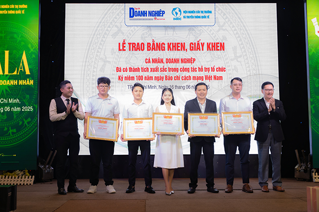Đạo diễn Johnny Tran vinh dự nhận bằng khen từ Tạp Chí Doanh Nghiệp & Trang Trại Việt Nam