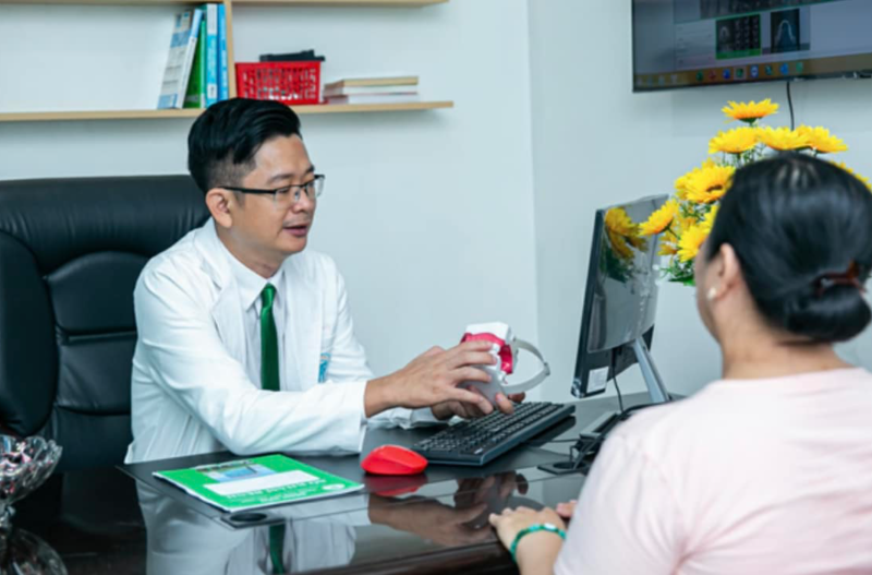 ThS.BS Nguyễn Quang Tiến – CEO Bệnh viện Răng Hàm Mặt Sài Gòn hướng dẫn cách xử lý khi lợi bị thâm đen