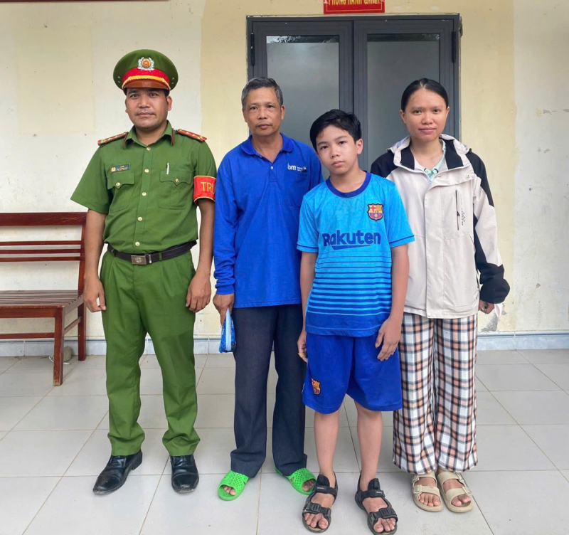 Công an xã Đạ Huoai 3 giúp cháu bé đi lạc trở về với gia đình: Một hành trình nhỏ mang thông điệp lớn về tình người và trách nhiệm cộng đồng