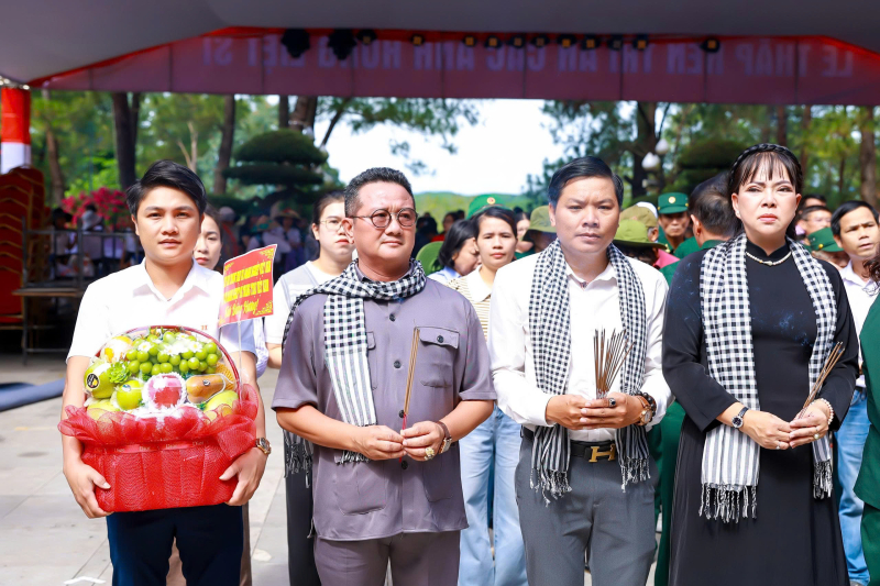 Tạp chí Doanh nghiệp và Trang trại Việt Nam dâng hương tri ân Anh hùng Liệt sĩ tại Quảng Trị (mới)