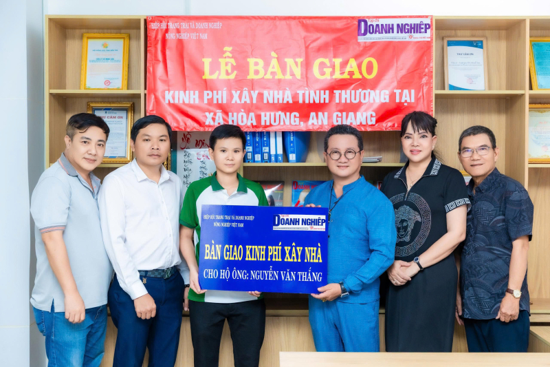 Tạp chí Doanh nghiệp và Trang trại Việt Nam trao kinh phí xây nhà tình thương
