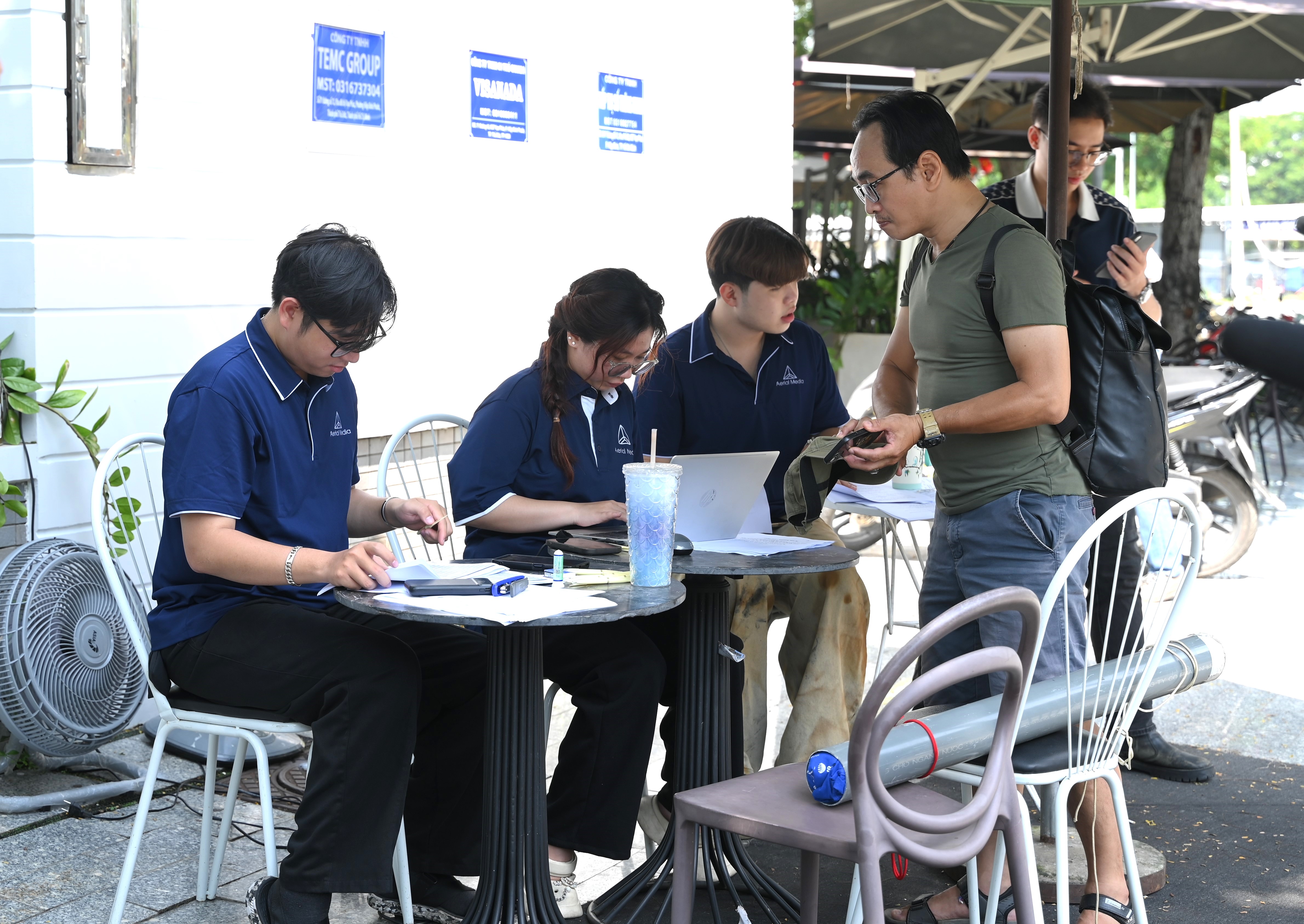 Các ứng viên làm thủ tục đăng ký casting