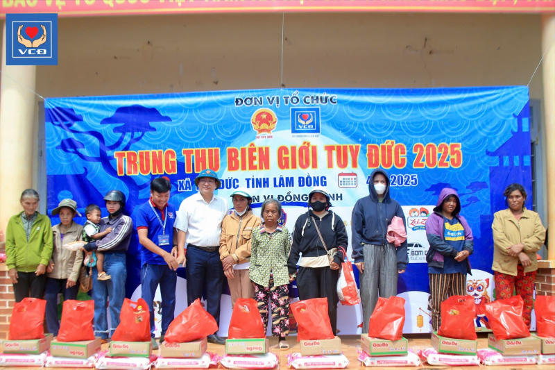 CLB Vì Cộng Đồng mang Trung thu đến xã vùng biên Tuy Đức 